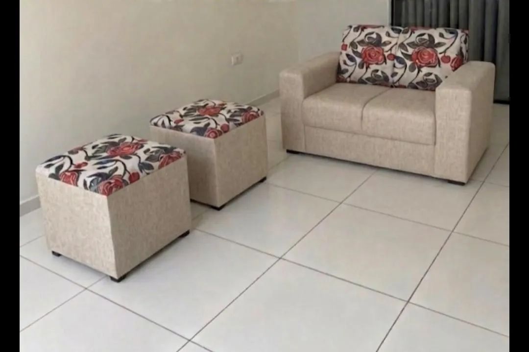 Sofá medida 1,35/70 ótimo pra apartamento bem confortável com estampa  - Foto 2