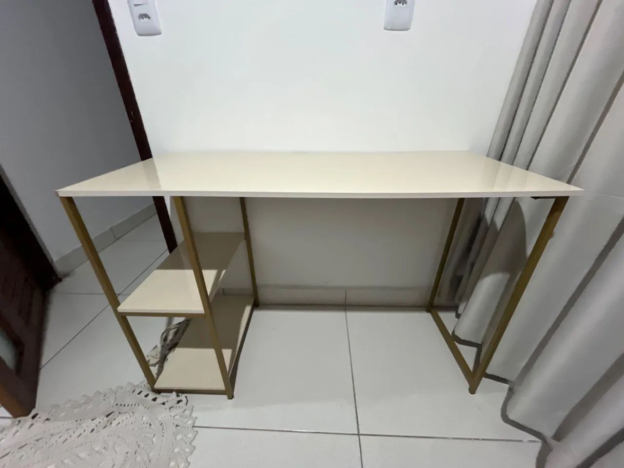 Vendo Mesa novinha e cadeira - 370,00