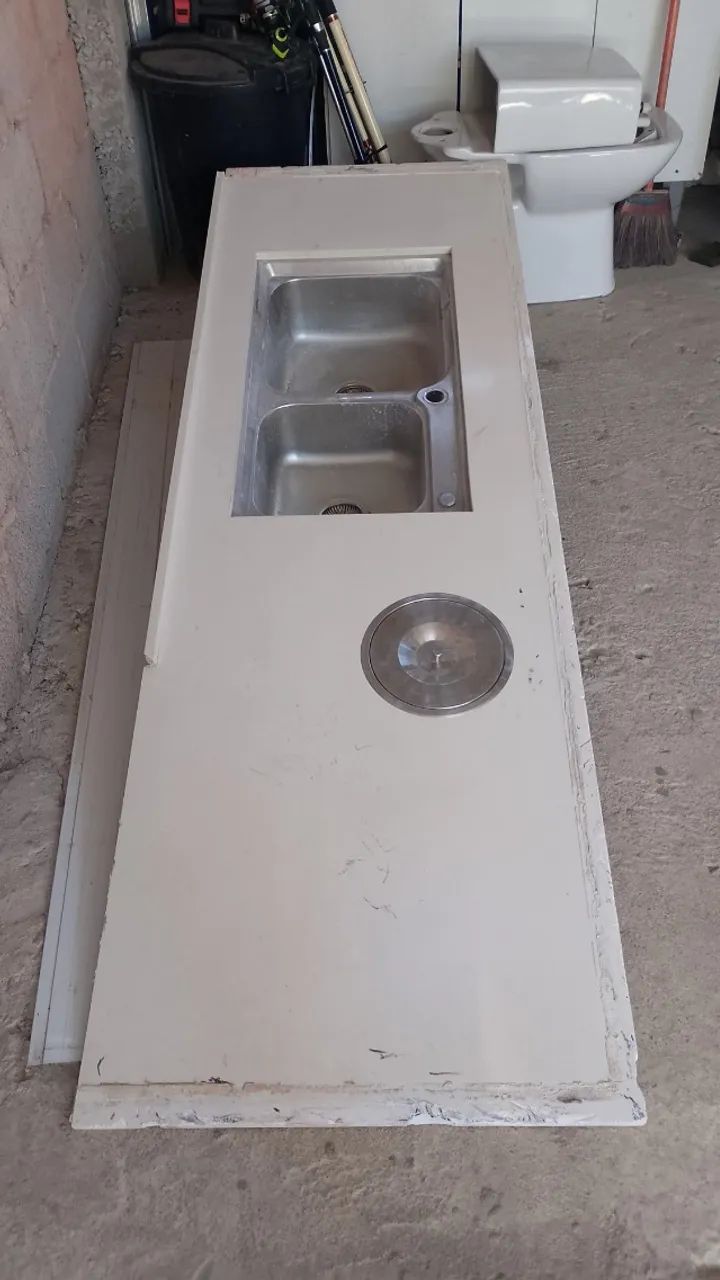 Pia com bancada, portas de vidro 