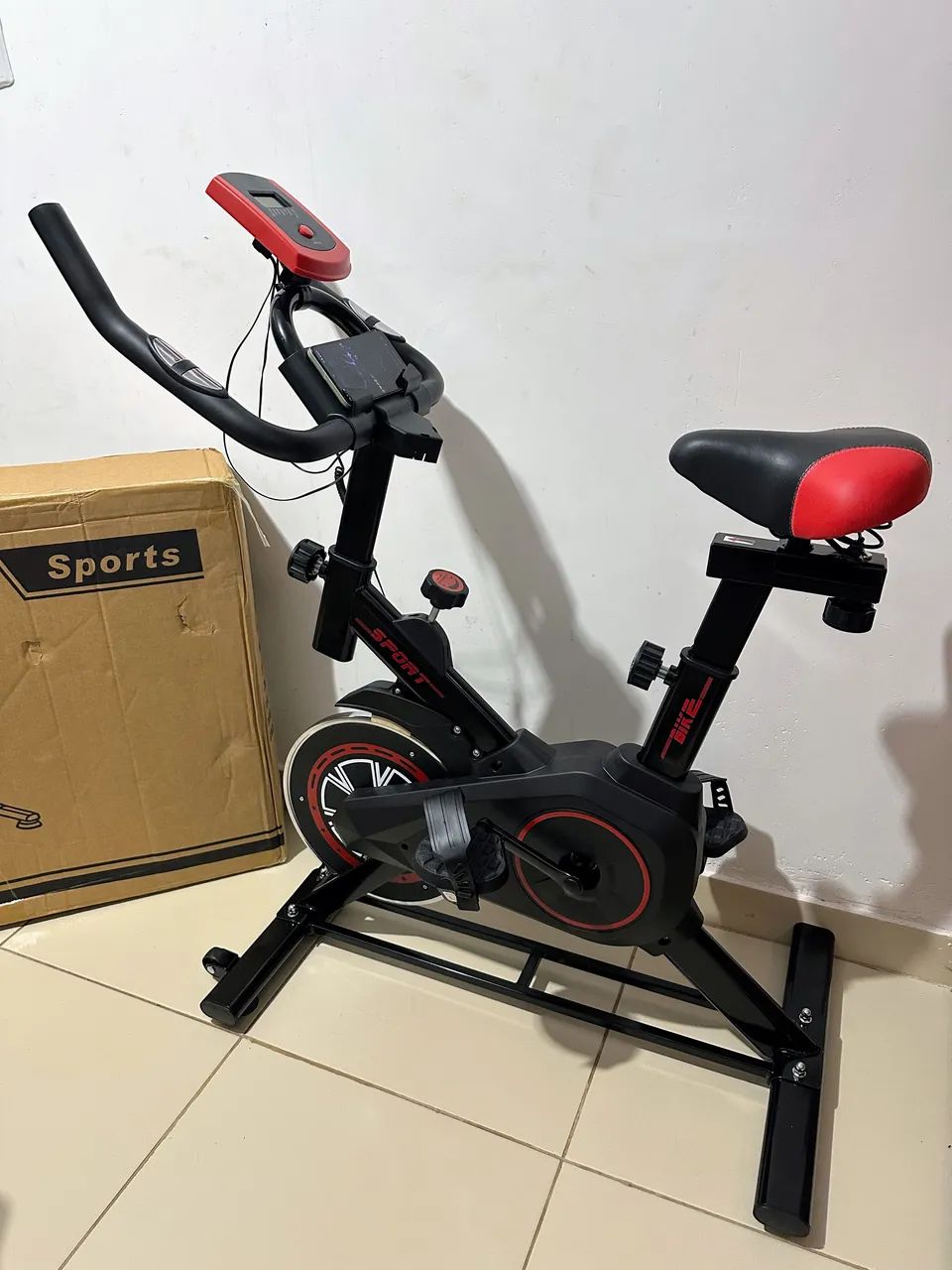 Bicicleta ergométrica nova na caixa