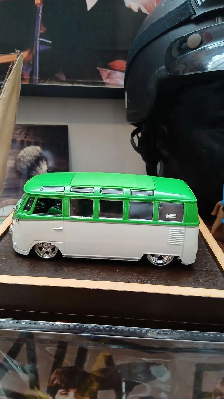 Miniatura colecionável Volkswagen Van Samba. Da Maisto