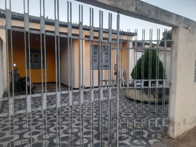 CASA COM MEIA TAREFA DE TERRA