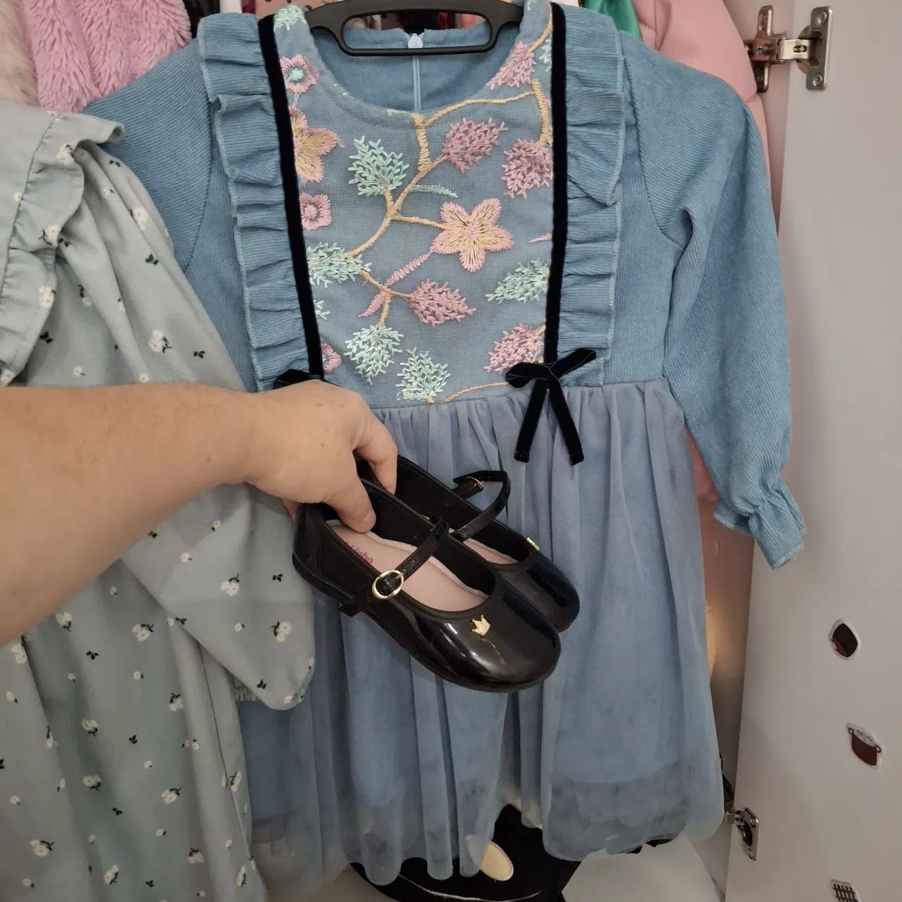 Lotinho vestidos e sapatos menina - Foto 3