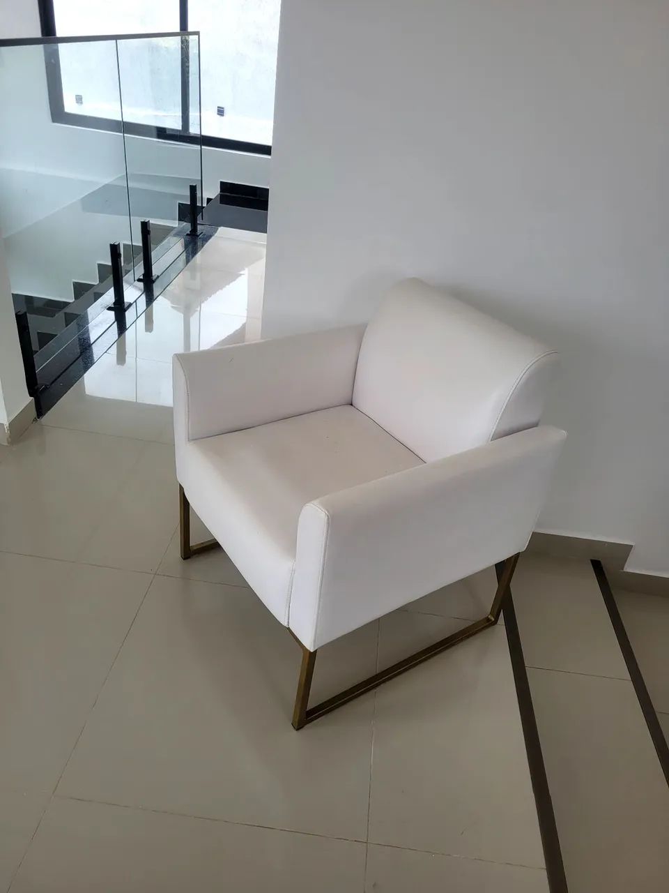 Sofa e poltrona corino brancas - Foto 4