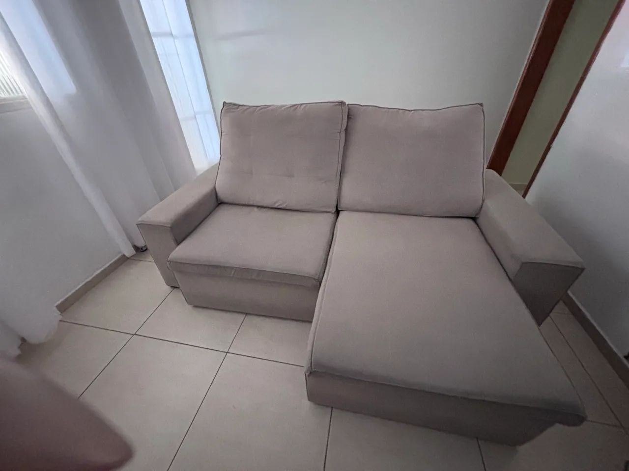 Sofá Retrátil 4 Lugares + Rack de Sala em Ótimo Estado - Foto 3