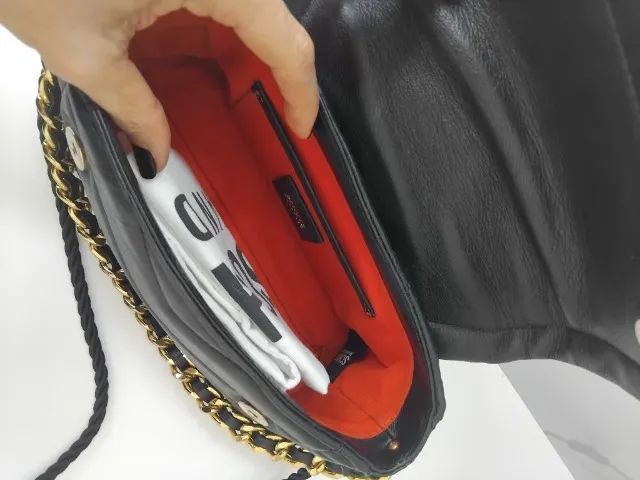 Bolsa Preta com corrente Dourada schutz  - Foto 2