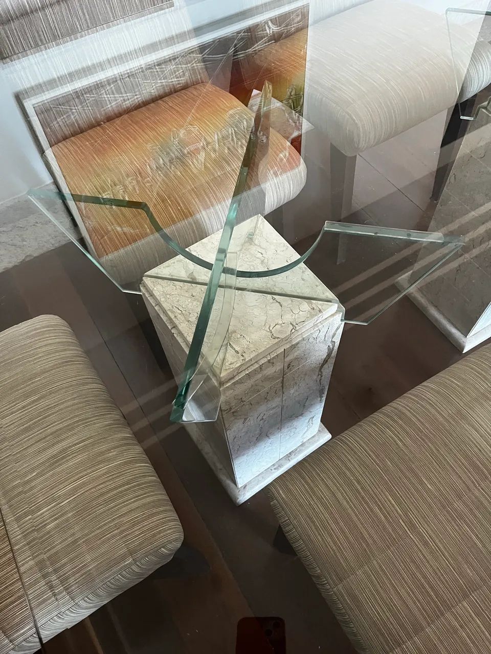 Mesa com tampo de vidro com acabamento bisotê  com 6 cadeiras  - Foto 4
