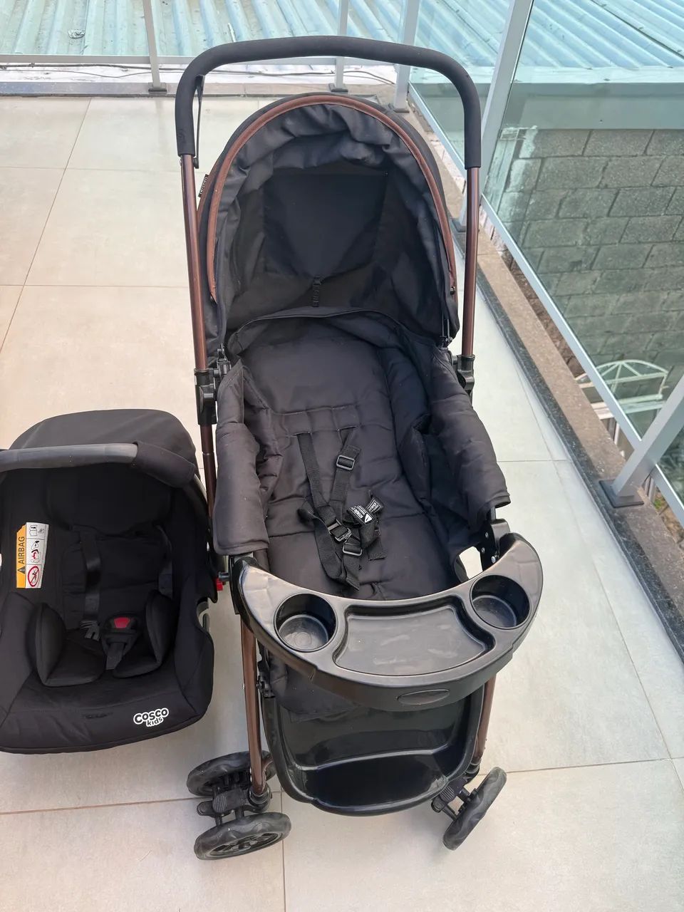 Vendo carrinho e bebê conforto 