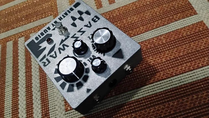 Pedal Fuzz Death By Audio - Bass War - Instrumentos musicais