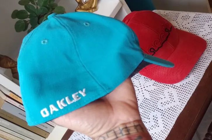kit 2 bonés oakley e lacoste premium - Foto 3
