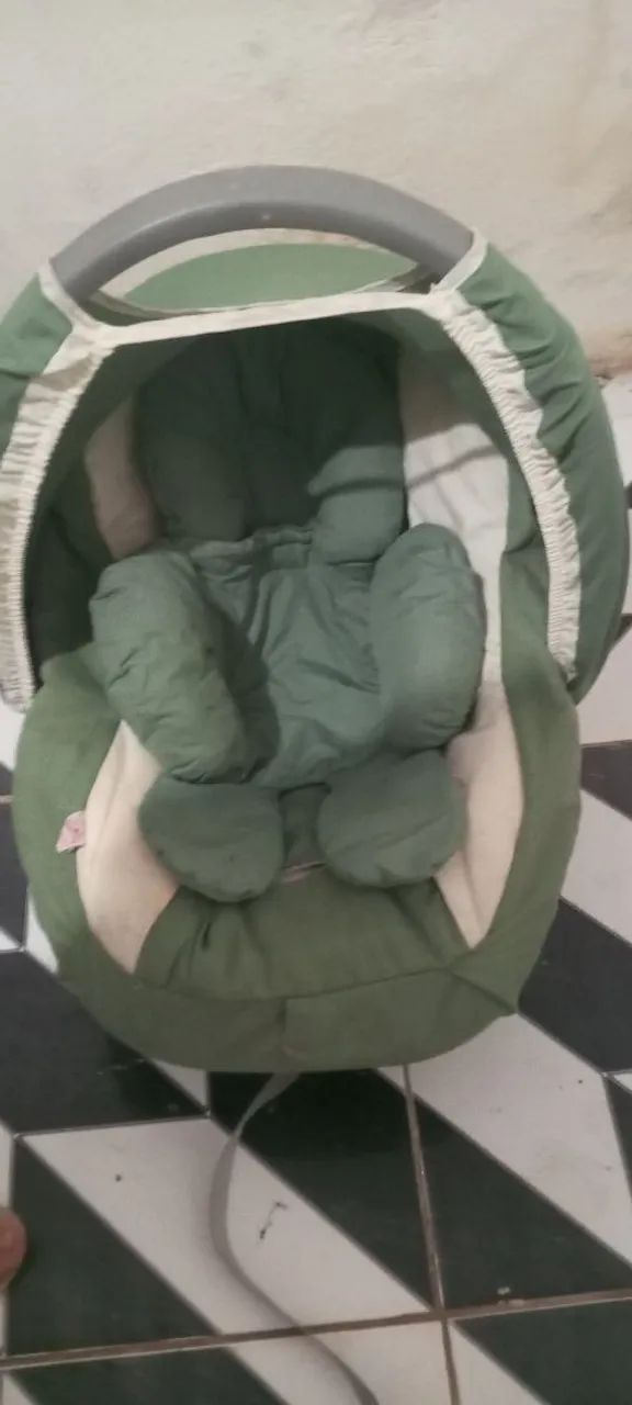 Bebê conforto e um ninho 