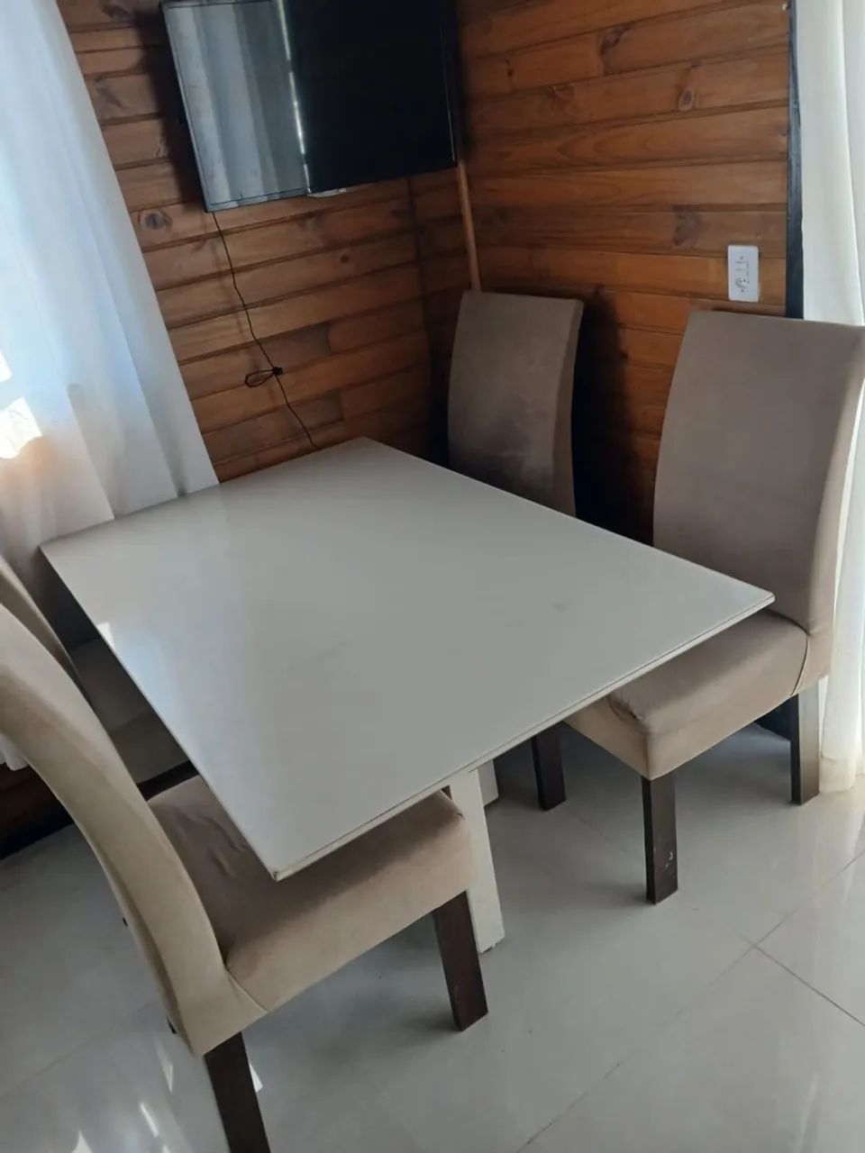 Mesa com quatro cadeiras 
