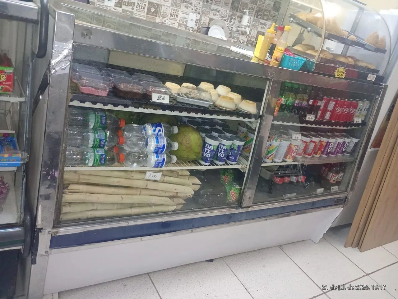 Vende se esse balcão refrigerado com defeito nao gela 