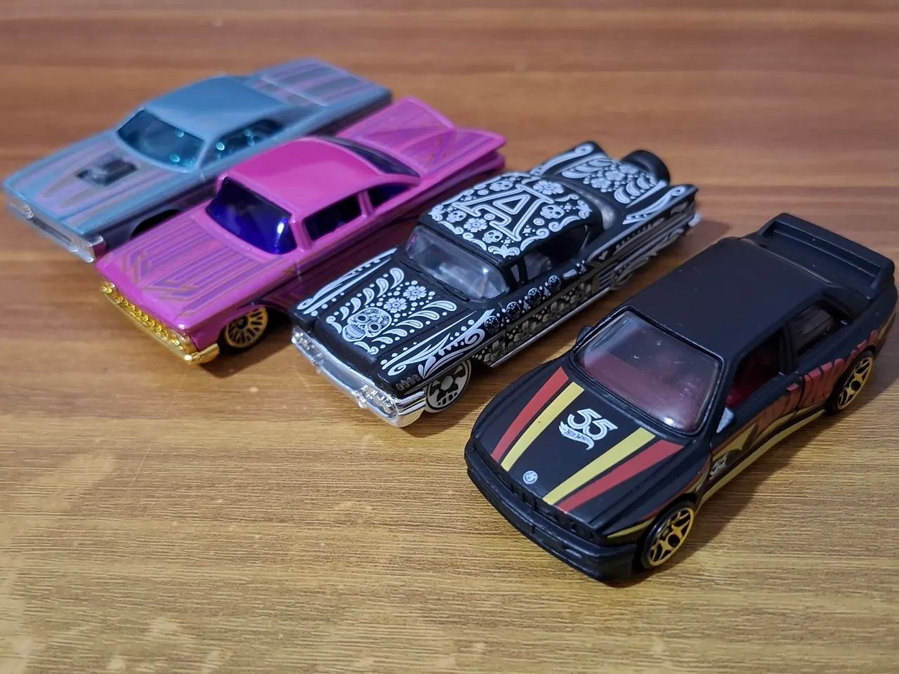 4 HotWheels diversos (com 1 T-Hunt)