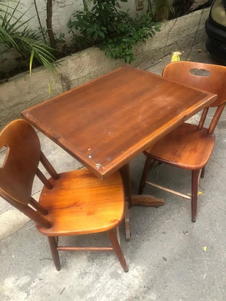 Vendo mesa com 2 cadeiras  - Foto 2