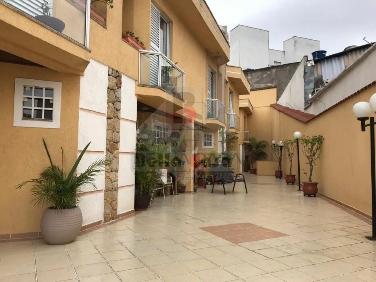 Sobrado em condominio fechado com 3 suites e 4 vagas