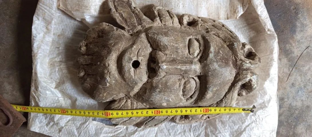 Peça antiga feita com pedra sabão pesa mais ou menos uns 20kg É uma Peça, uma cara antiga  - Foto 3