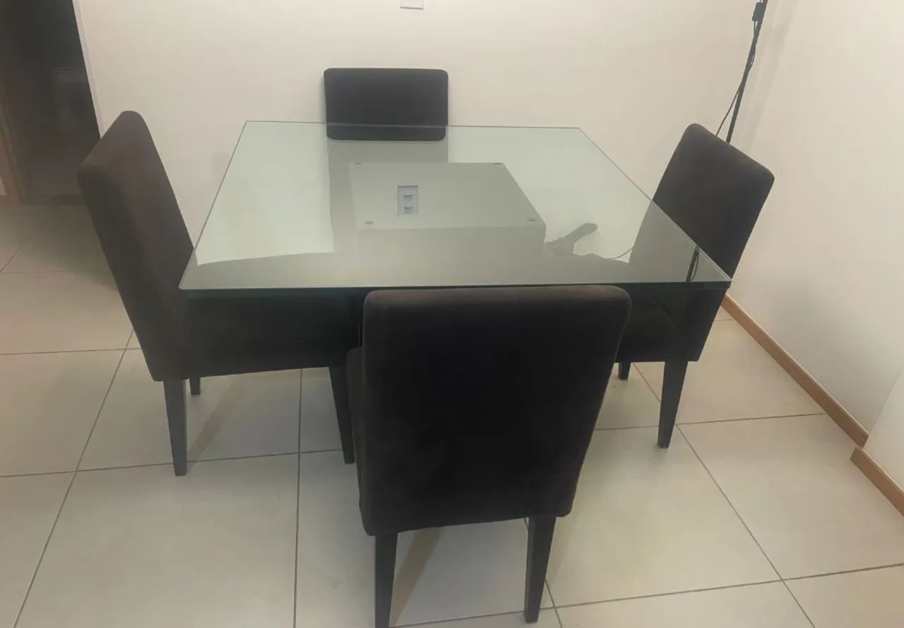 Mesa tampo de Vidro 1 x 1 c 4 cadeiras