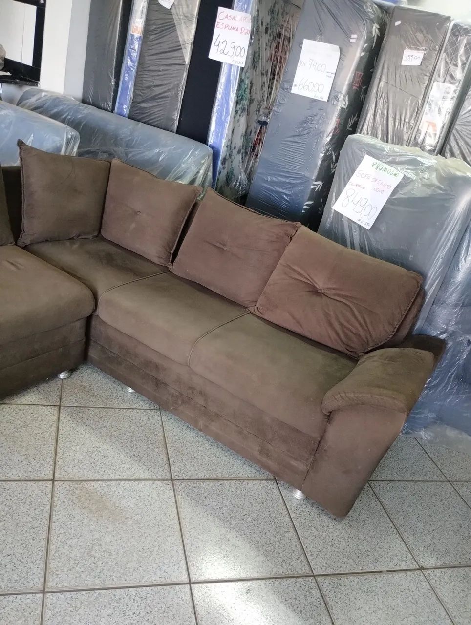 Sofá de canto marrom suede usado com almofadas  - Foto 2