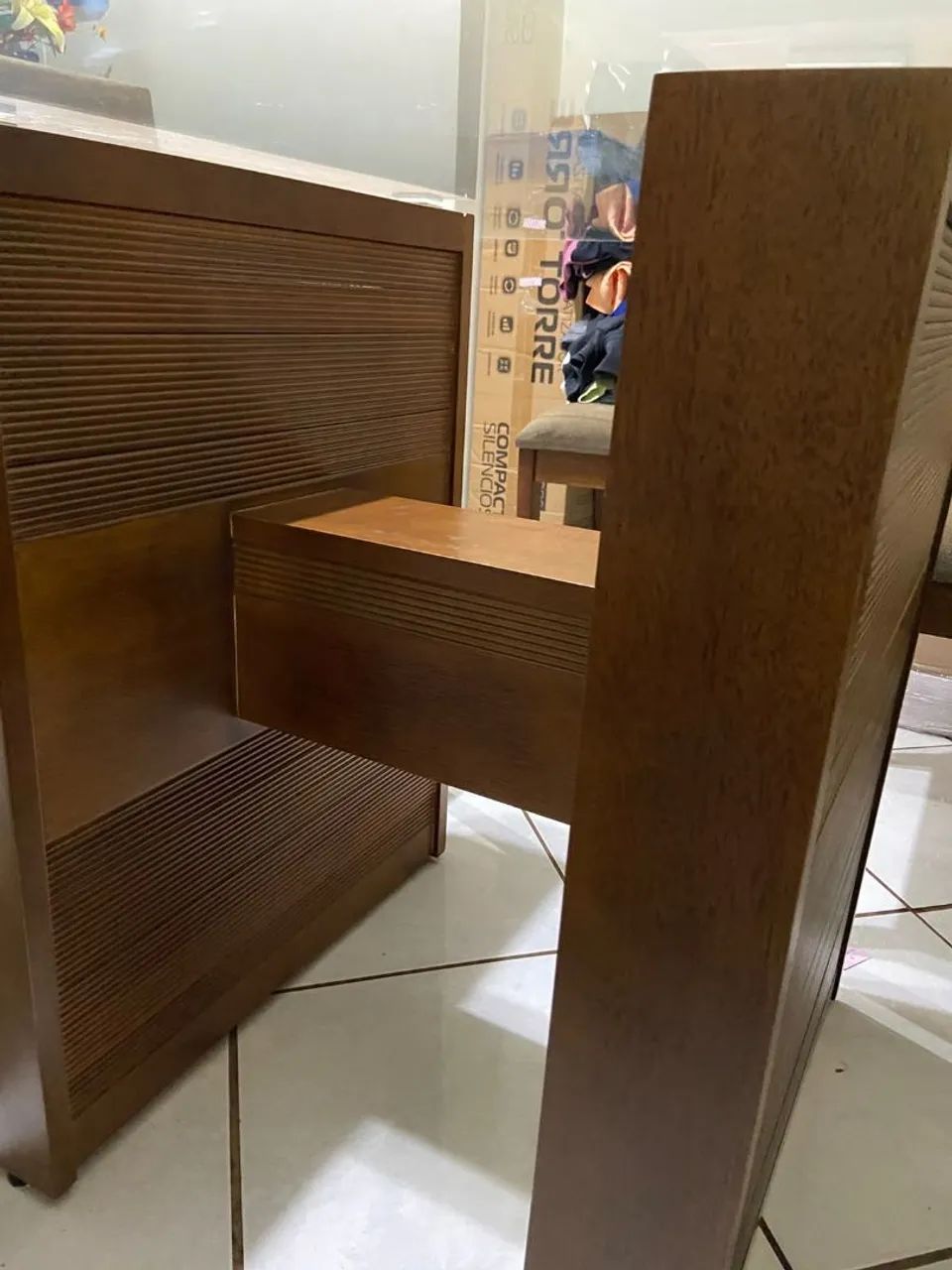 Vendo mesa de madeira com 8 cadeiras 