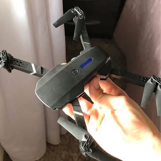 Drone E88 com controle e acessórios