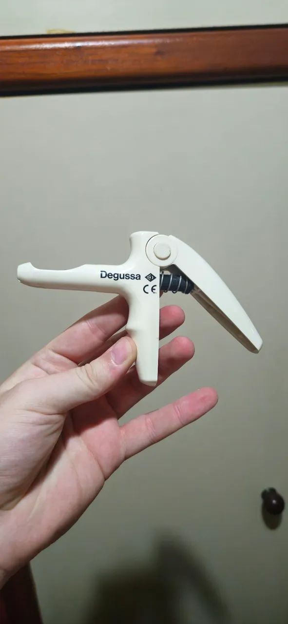 Seringa ou aplicador tipo Centrix (Degussa)