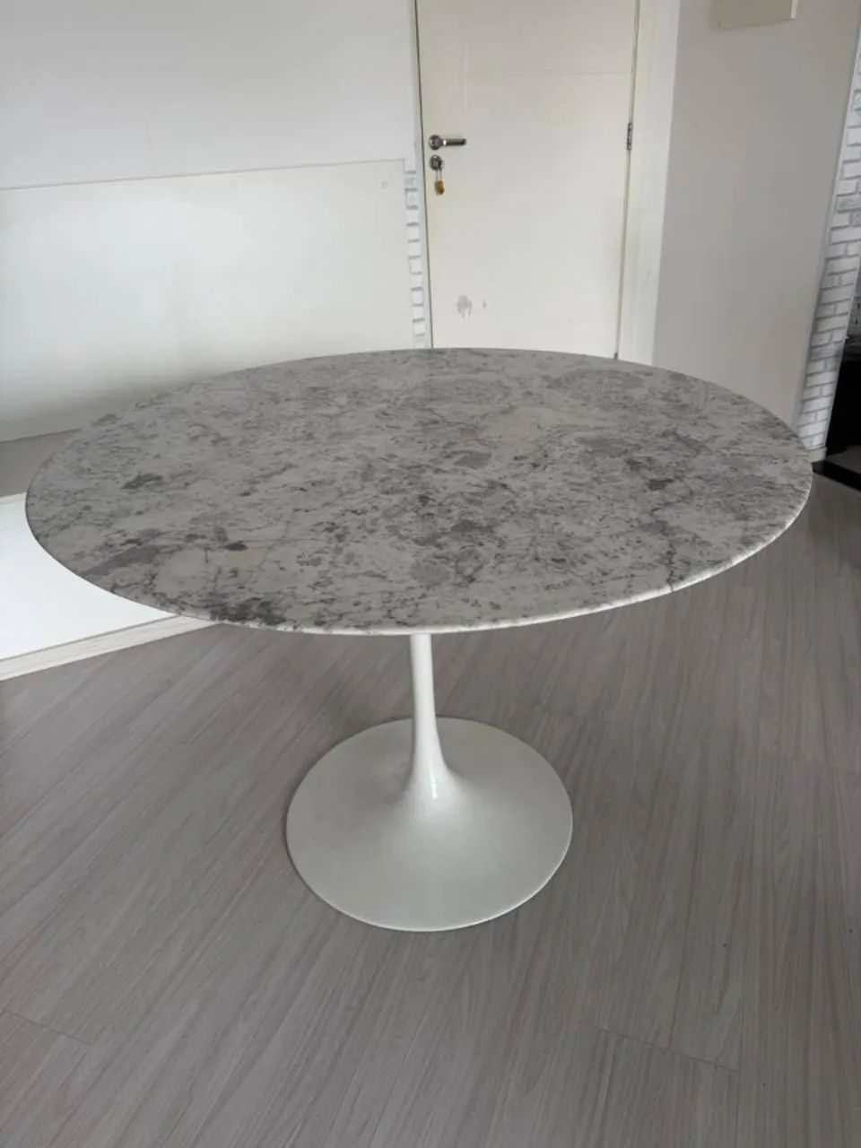 Mesa Tulipa com Tampo em Mármore Carrara