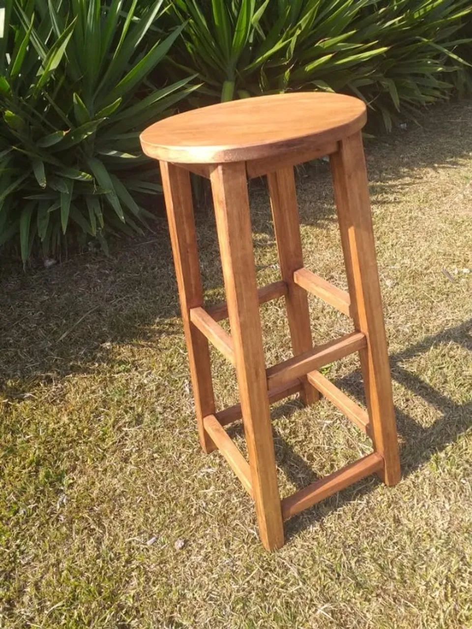 BANQUETA DE EUCALIPTO SEM ENCOSTO ENVERNIZADA - Foto 2