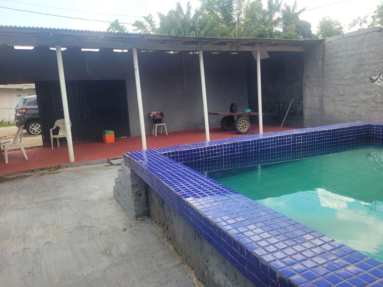 ESPAÇO COM PISCINA