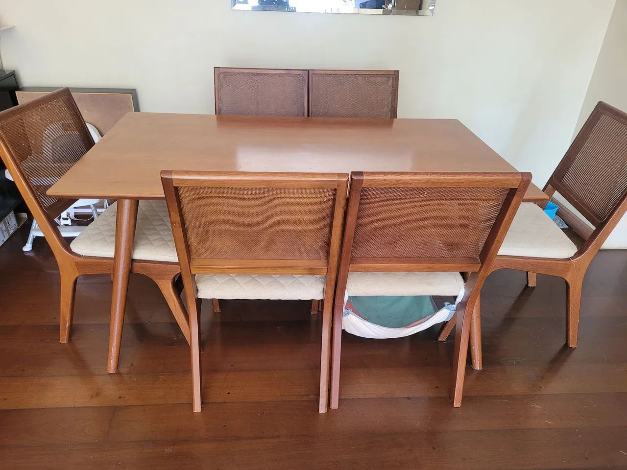 Mesa de jantar e cadeiras