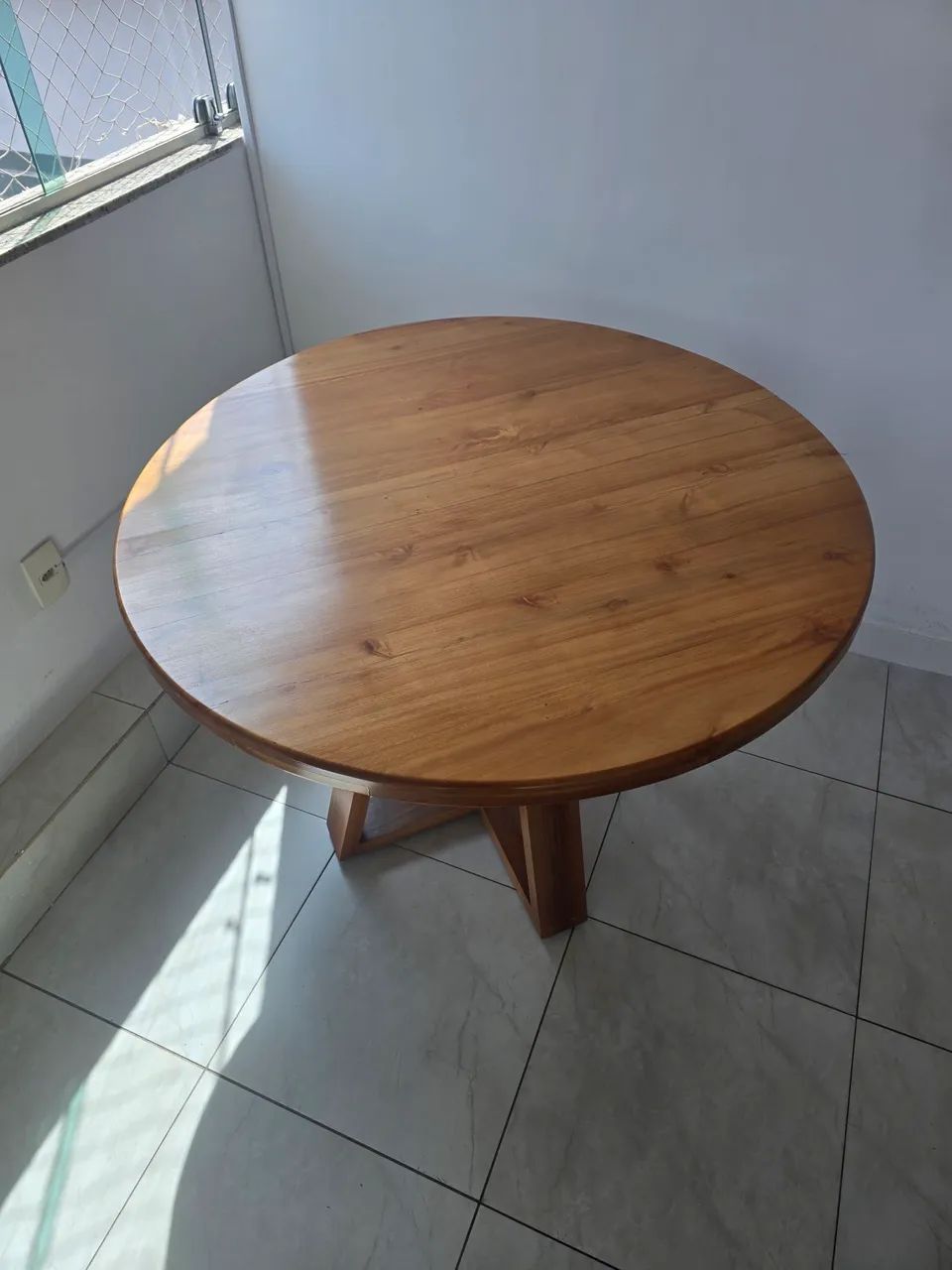 Mesa de madeira maciça 