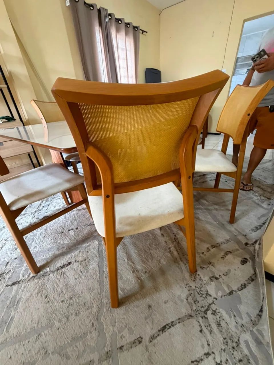 Mesa de vidro com 8 cadeira de madeira  - Foto 2