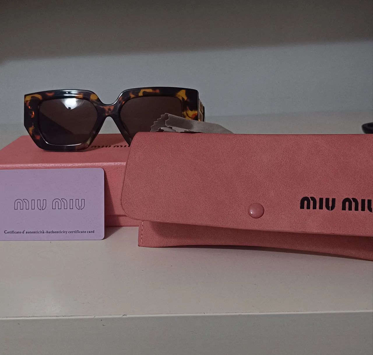 Óculos de sol Miu Miu com armação em acetato tartaruga e caixa original