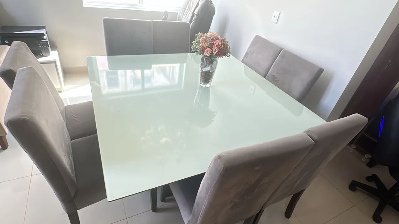 Mesa de Jantar com 8 Cadeiras Estofadas