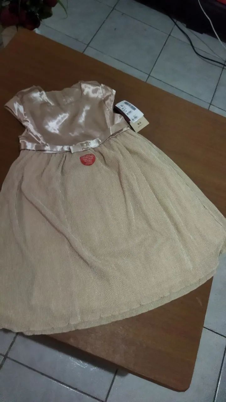 Vestido infantil champanhe lindíssimo cetim saia plissada, lacinho com pedrinha de strass  - Foto 3