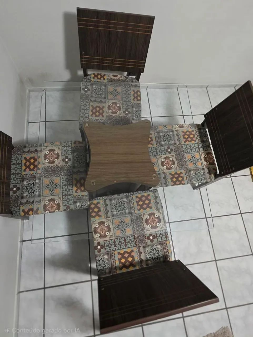 Mesa (120x120) e cadeiras estofadas - Foto 4