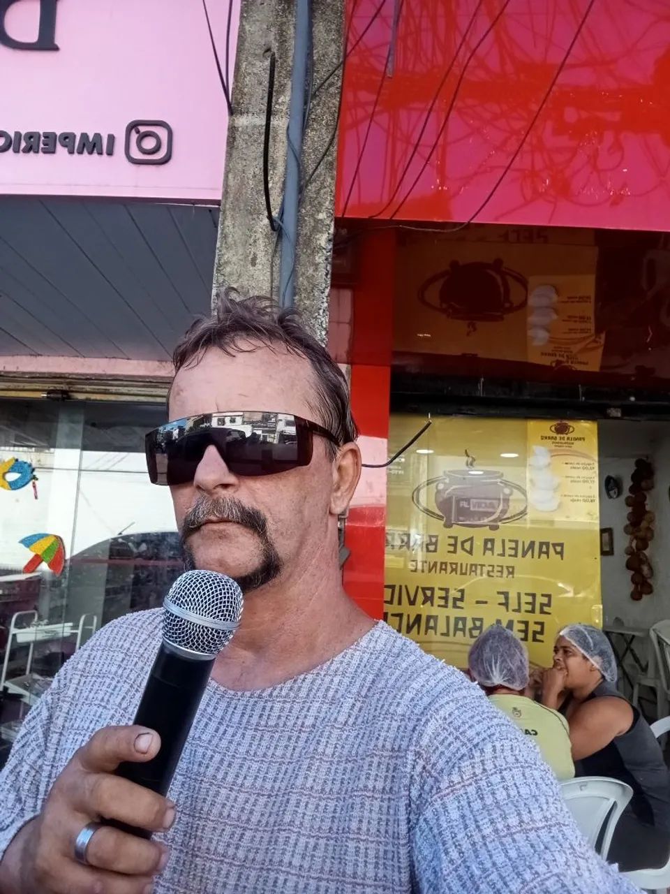 LOCUTOR FRENTE DE LOJA - Foto 4