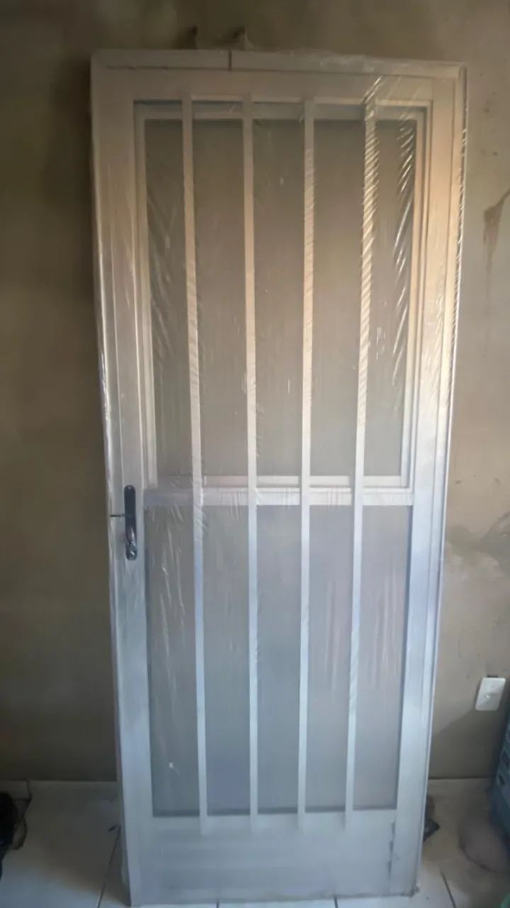 VENDO JANELA E PORTA DE ALUMÍNIO COM VIDRO INCLUSO!!!! - Foto 2