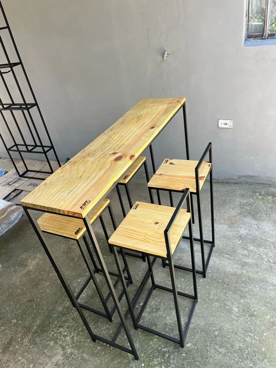 Mesa bistrô com banquetas 