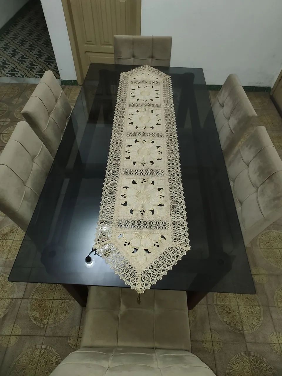Mesa com seis cadeiras. Toda confeccionada em madeira legítima  - Foto 3