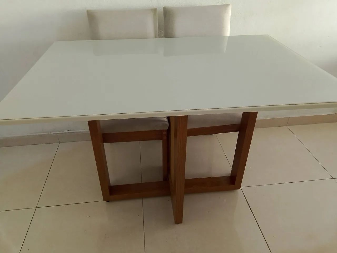 mesa madeira em MDF com 4 cadeiras estofadas  e tampo de vidro na cor off-white  - Foto 4