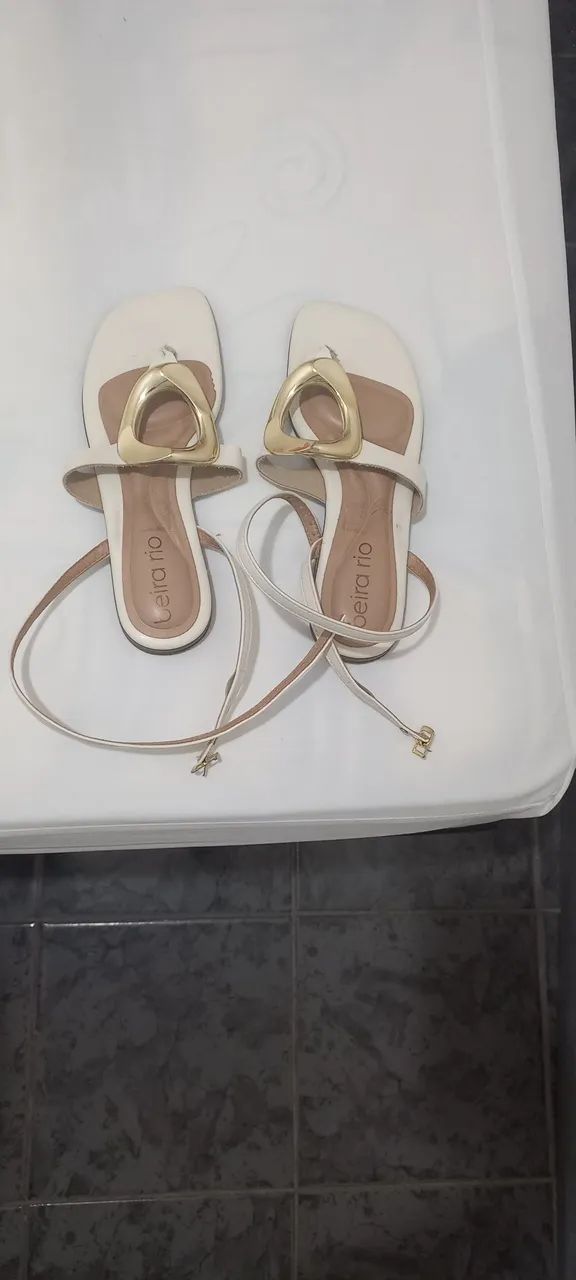 Vendo esse par de Sandalias 