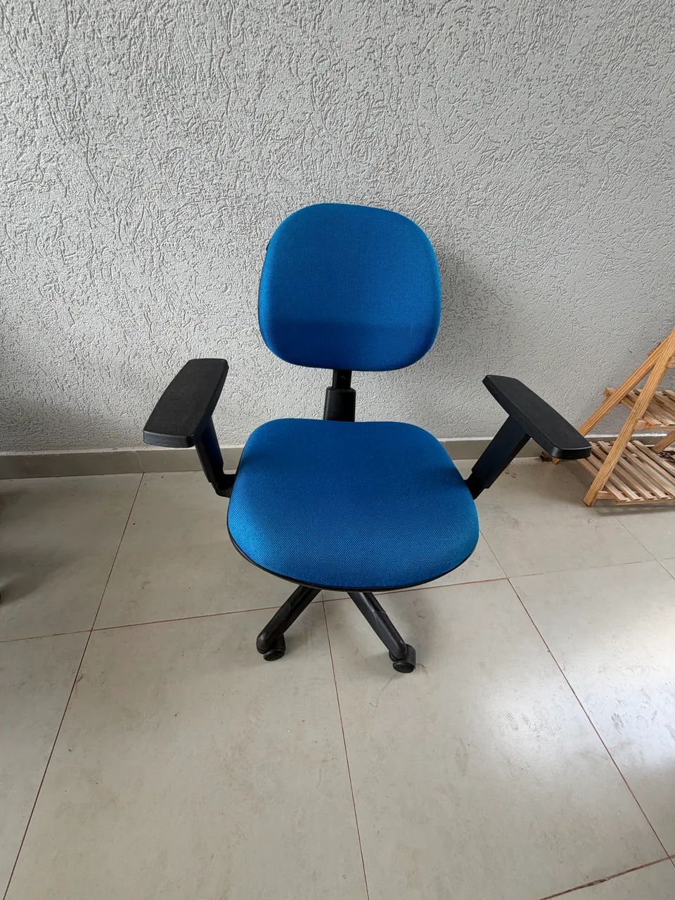 Cadeira escritório semi nova 