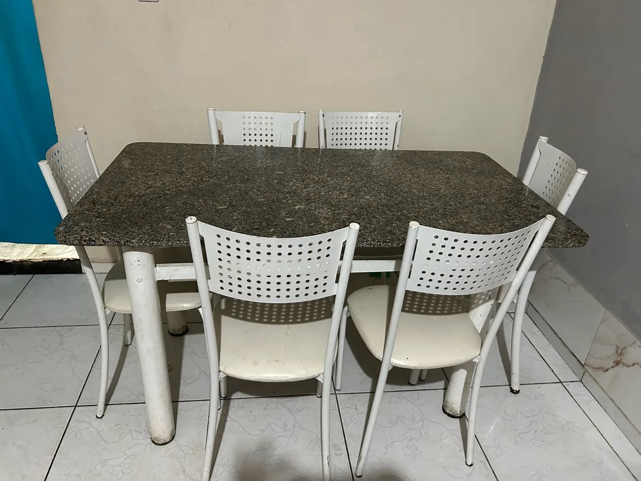 Vende-se mesa com 6 cadeiras e 1 sofá com 2 lugares  - Foto 3