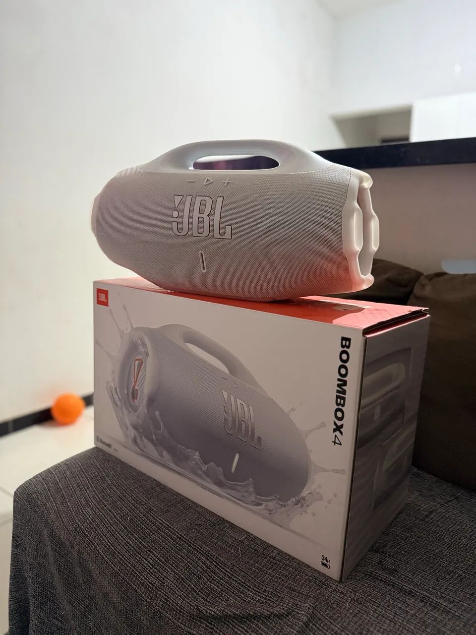 JBL boombox 4