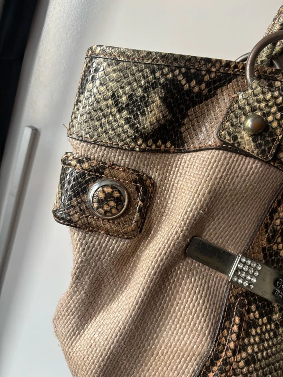 bolsa guess vintage bege e cobra - Foto 4