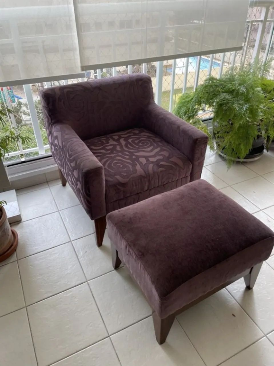 Poltrona em tecido chenile vinho , estrutura de madeira , 75x75x75cm
