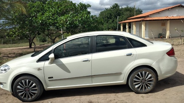 CARRO LÍNEA 1.8  2013 