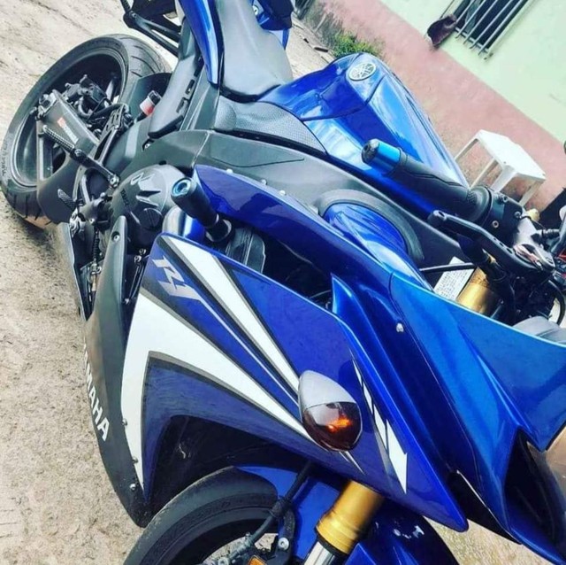 YAMAHA R1