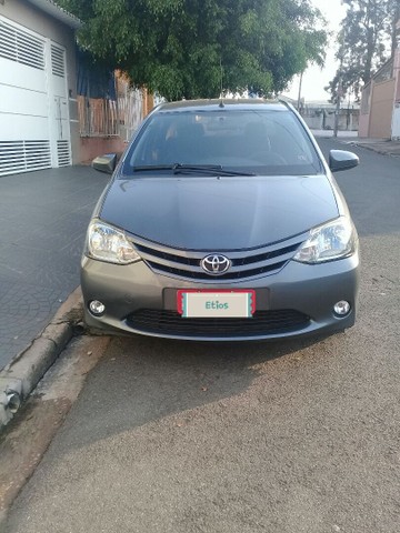 PONTO DE TÁXI COM CARRO